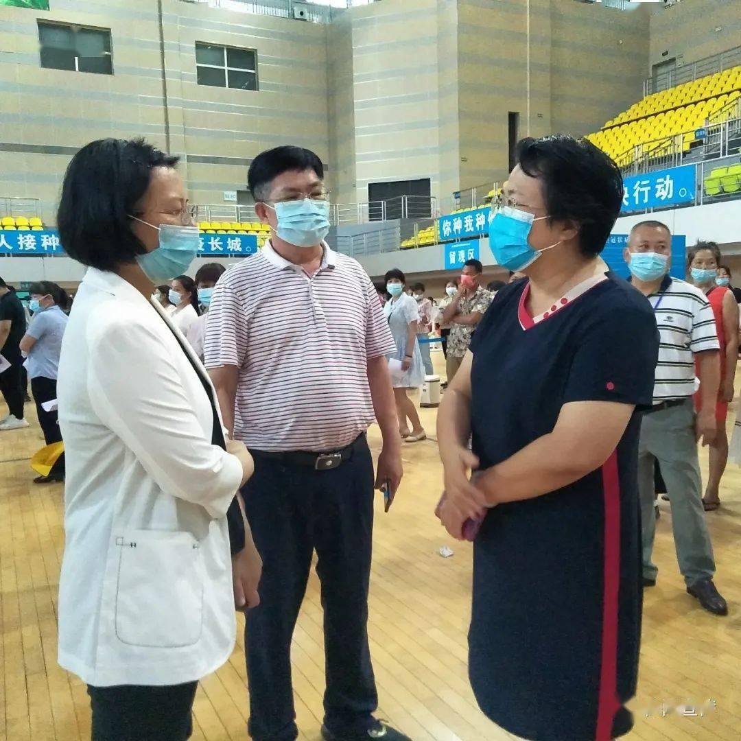 罗红霞到县体育馆新冠病毒疫苗临时接种点检查指导疫苗接种工作