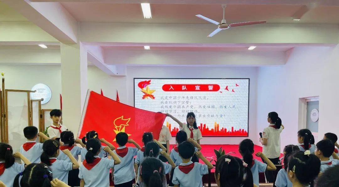 2021年5月31日苏州市沧浪教育集团东大街小学校首批新队员在校内举行