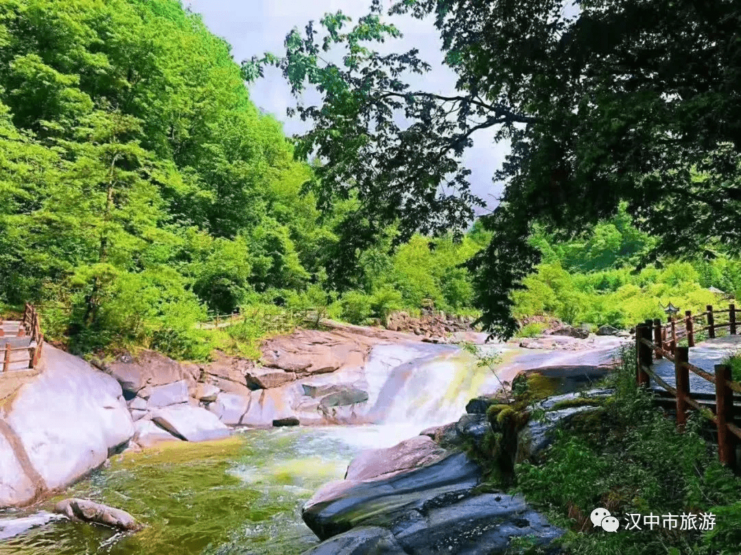 龙吟峡古镇古道旁是龙吟峡两岸密林郁郁葱葱每到春季,花红柳绿,鸟语