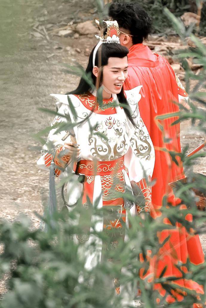 宋亚轩cos白龙马而耍帅失败还以为这一身是要演贾宝玉去了