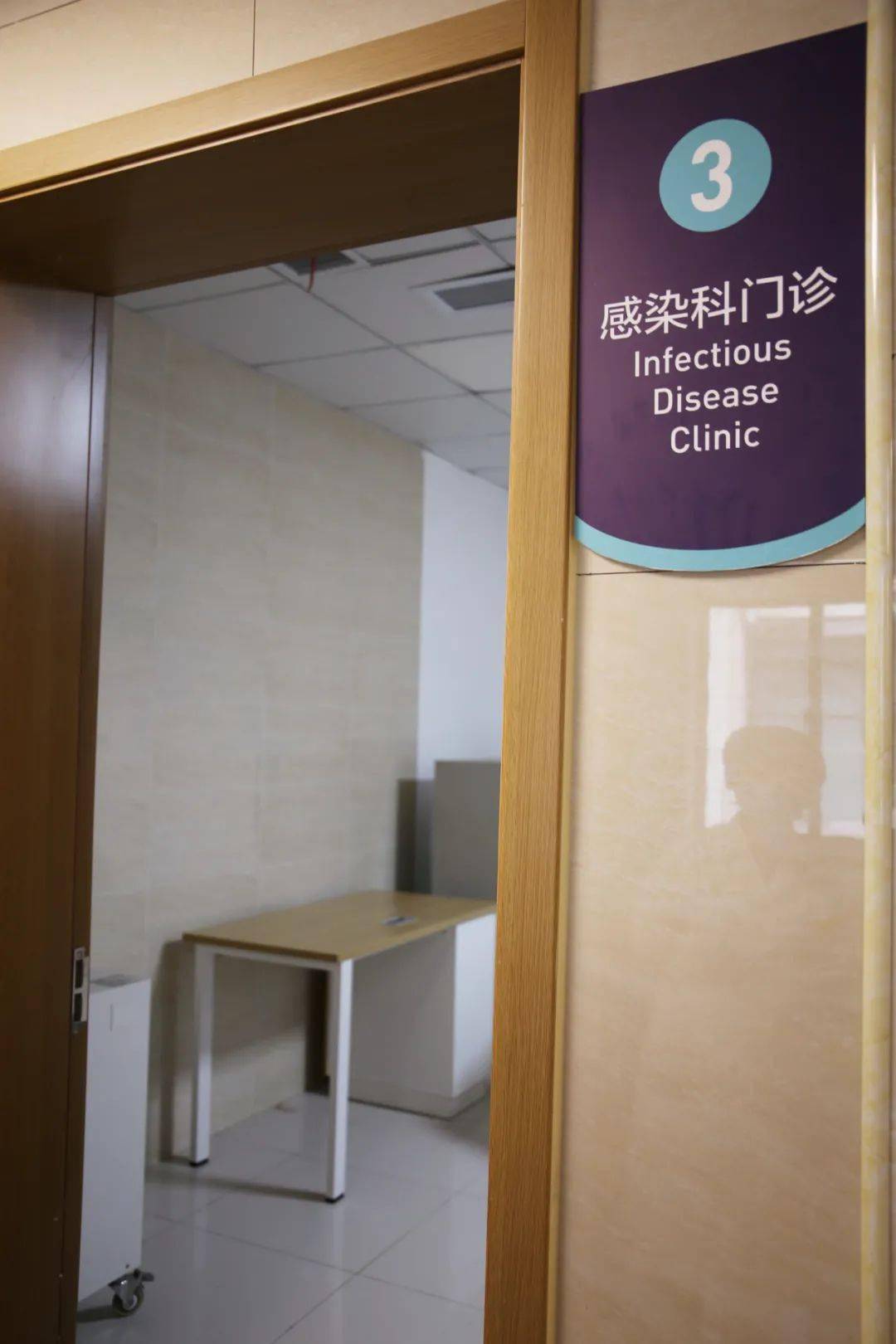 感染科干净明亮的走廊每个病房均设置独立卫生间,配备淋浴设施.