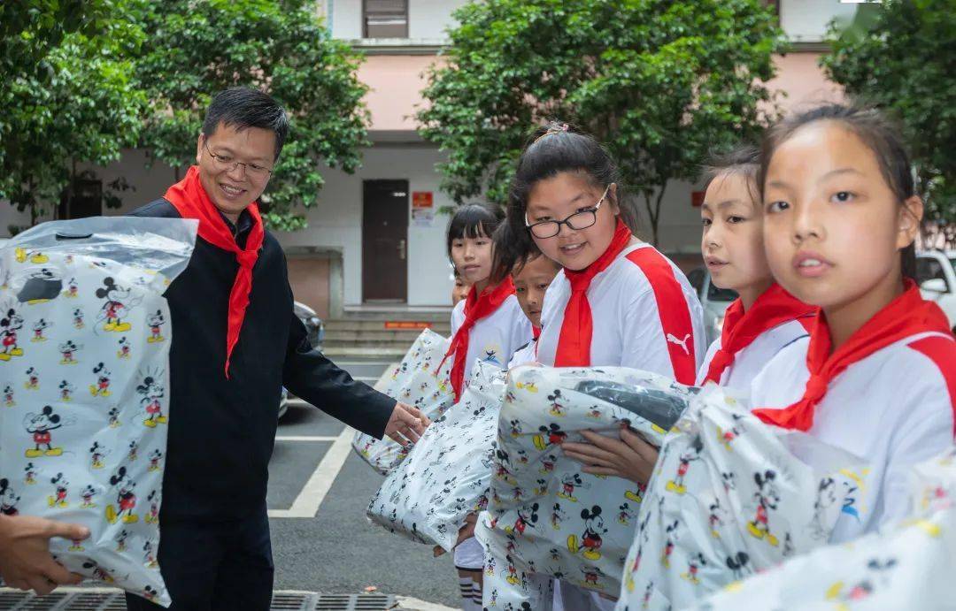 区领导莅临云溪小学6月1日上午,衢江区区委宣传部部长吴德生,区检察院