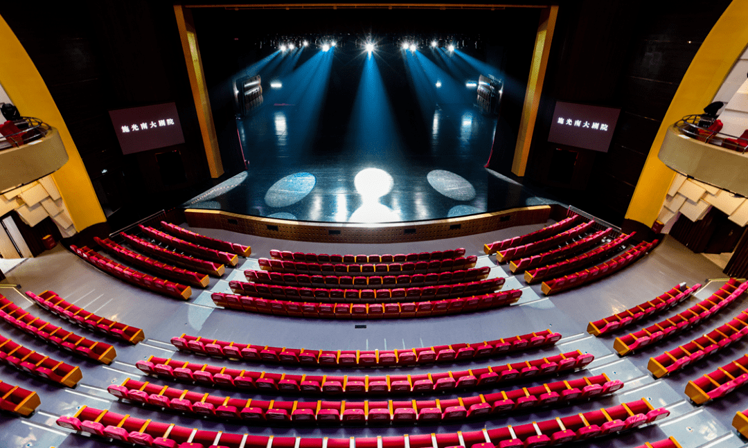 分钟的演出,《摇滚年代》,百老汇音乐剧施光南大剧院首演了开业当天