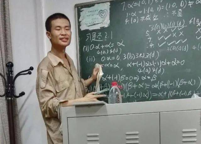 北大“韦神”为啥走哪都拎个矿泉水瓶？