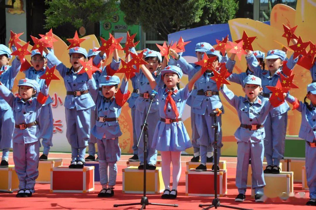 大二班情景剧《红星闪闪》小一班舞蹈串烧《中国么么哒》中二班打击乐