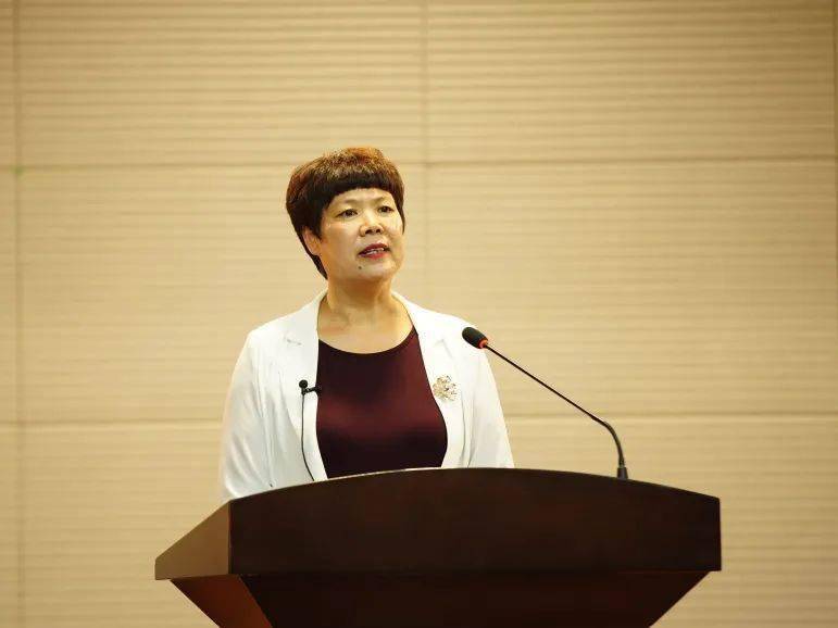 她是6号选手刘爽,来自河北区宁园街道,正在演讲《不忘初心跟党走 巾帼