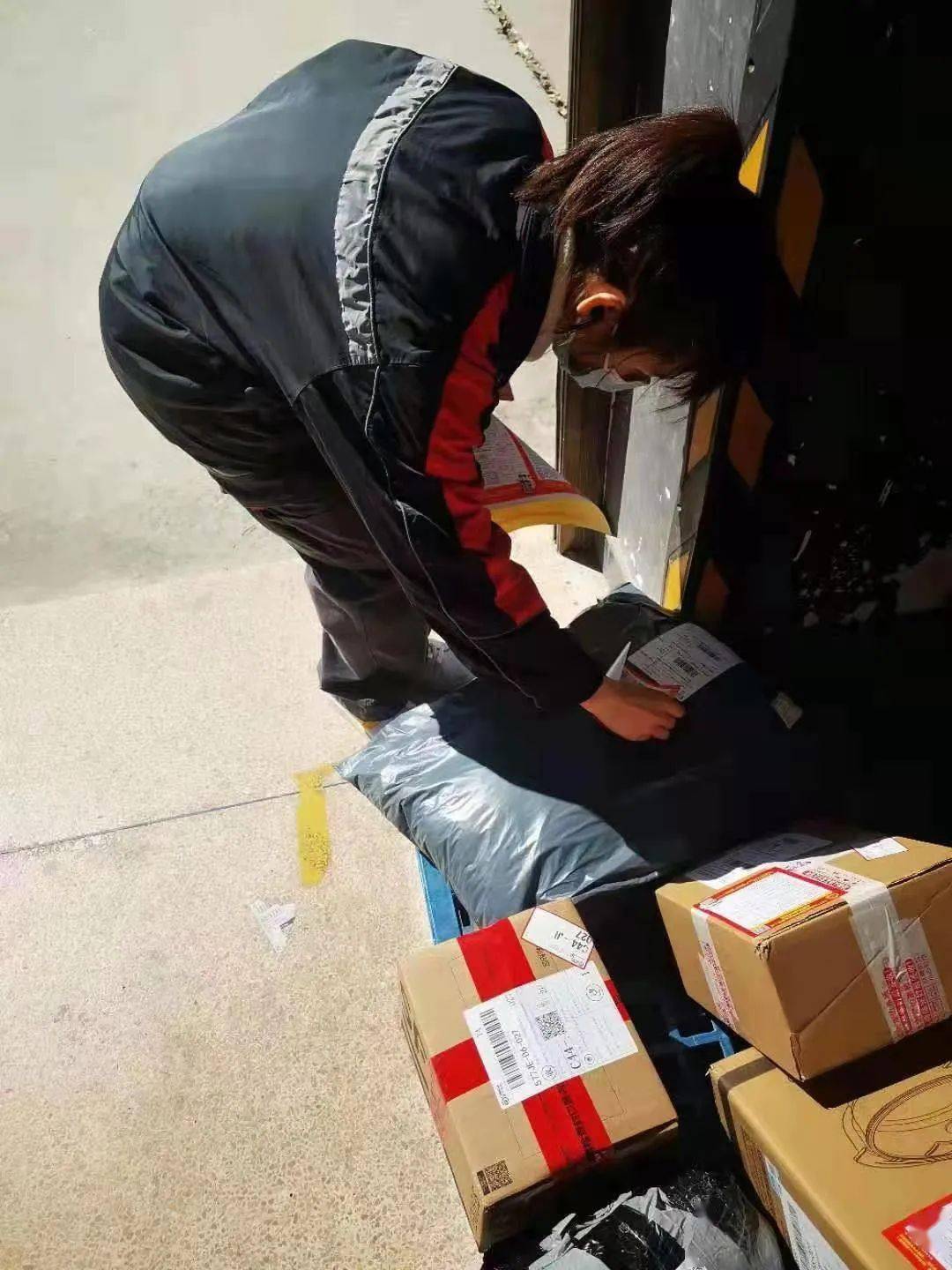 宣传。在包裹上粘贴征兵宣传单，让征兵宣传随着快递小哥走进千家万户。 为充分发挥快递小哥的征兵宣传作用