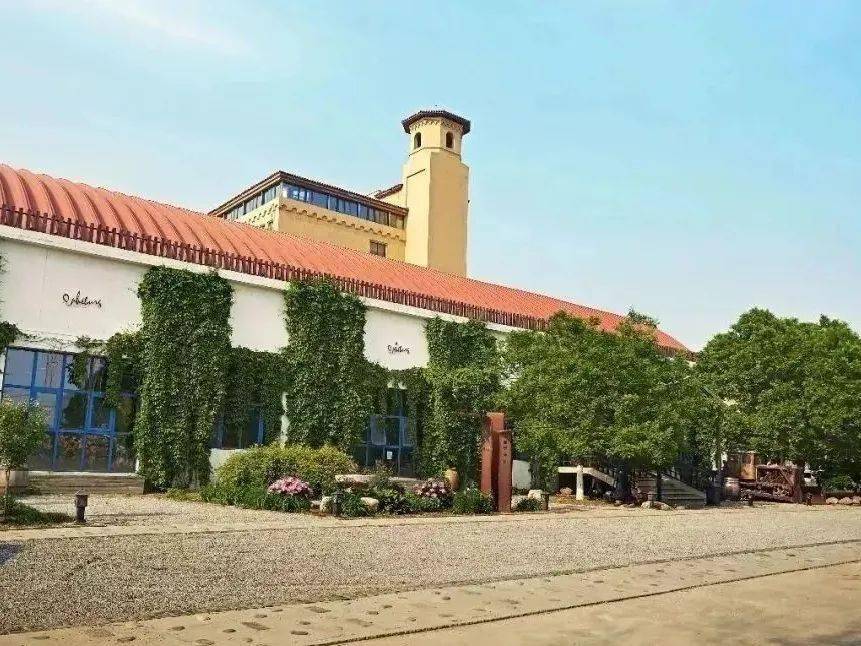第二站,我们来到欧菲堡国际酒庄,这里是一个集客房餐饮,旅游度假,会议