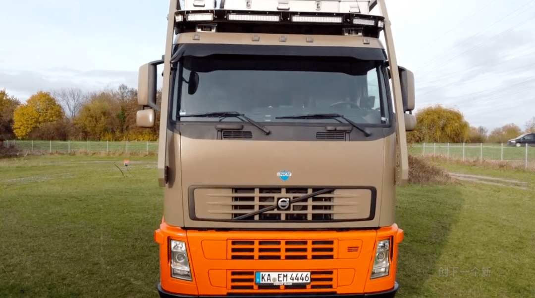 利用沃尔沃 fh12卡车改造而成,车长8775 毫米,宽2492 毫米,高3976