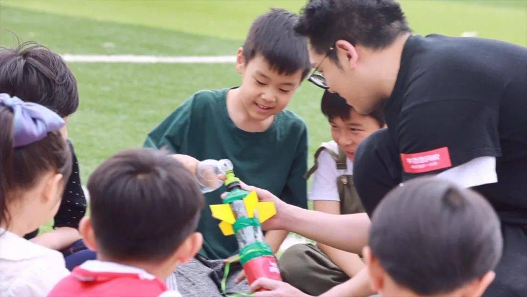 一个水火箭沸腾了整个操场这样的老师请给我来一打