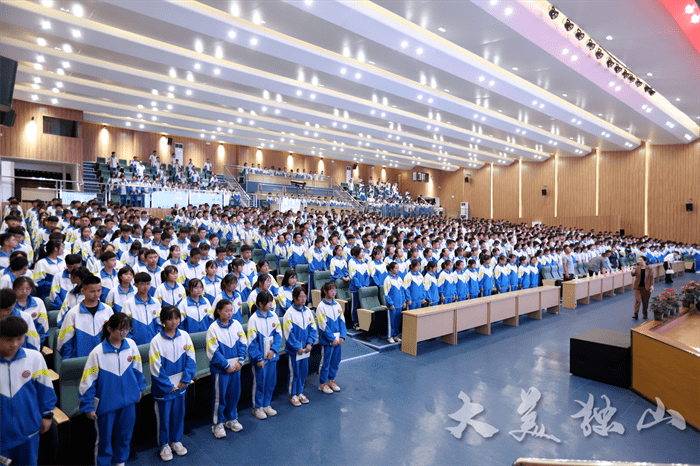 院心理咨询师唐吴华,谢平,为县第三中学和为民中学近千名初三学子开展