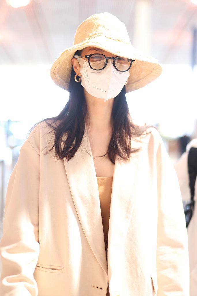 2021年6月4日,北京,钟楚曦机场街拍.