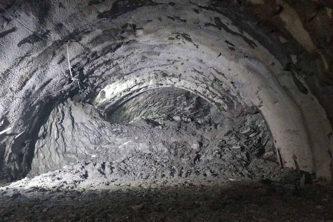 在景寨隧道建设中曾有这样一段顺口溜:斜井围岩豆腐渣拱架在中软趴趴
