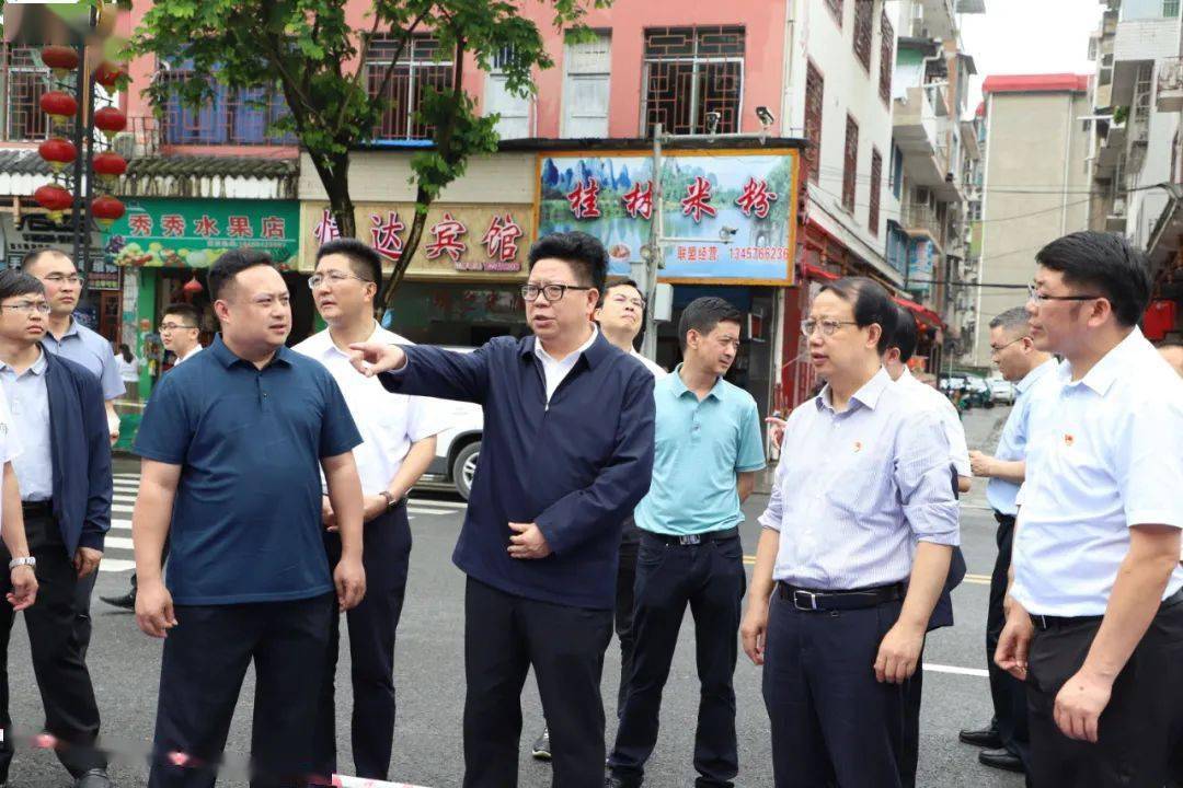 期间,吴胜华先后来到三都县三合街道大塘村巫烂沟防汛点,鹏城希望学校