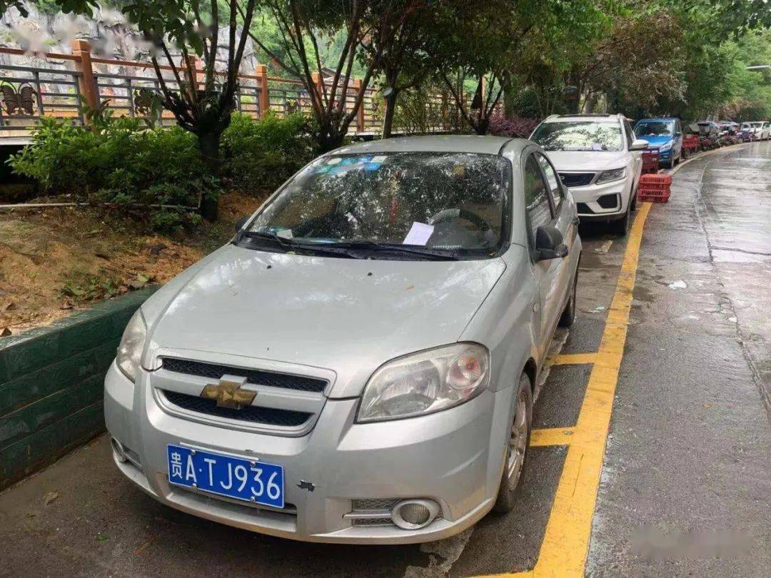 注意黔东南一县城违法停车曝光