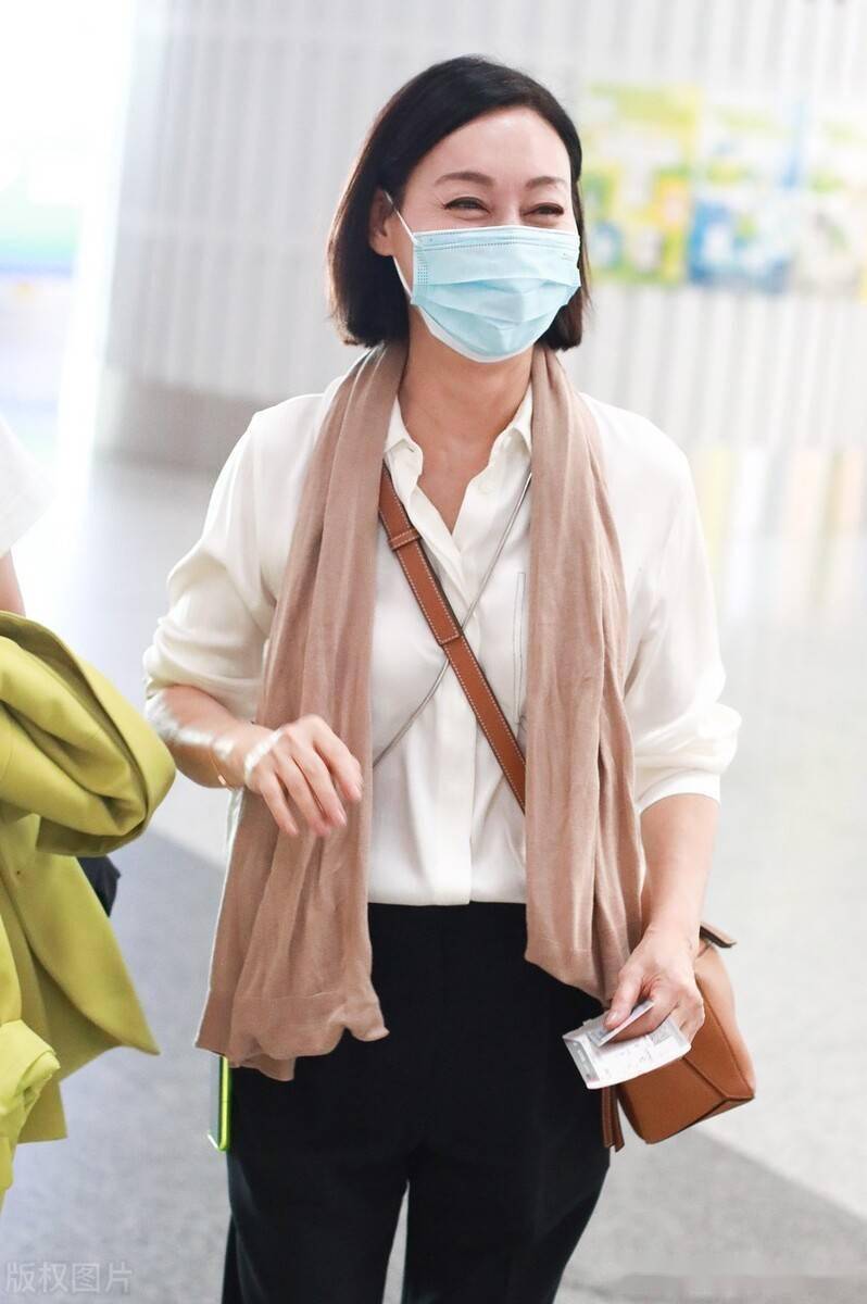 街拍:惠英红白色衬衫 黑色休闲裤 loewe包袋清爽简约