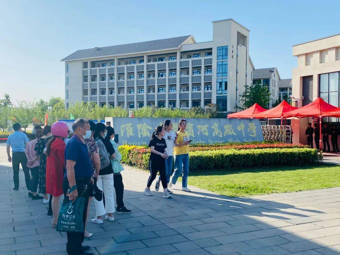 来到高考考点看考场许多考生或结伴,或在父母的陪伴下涟水高考考点向