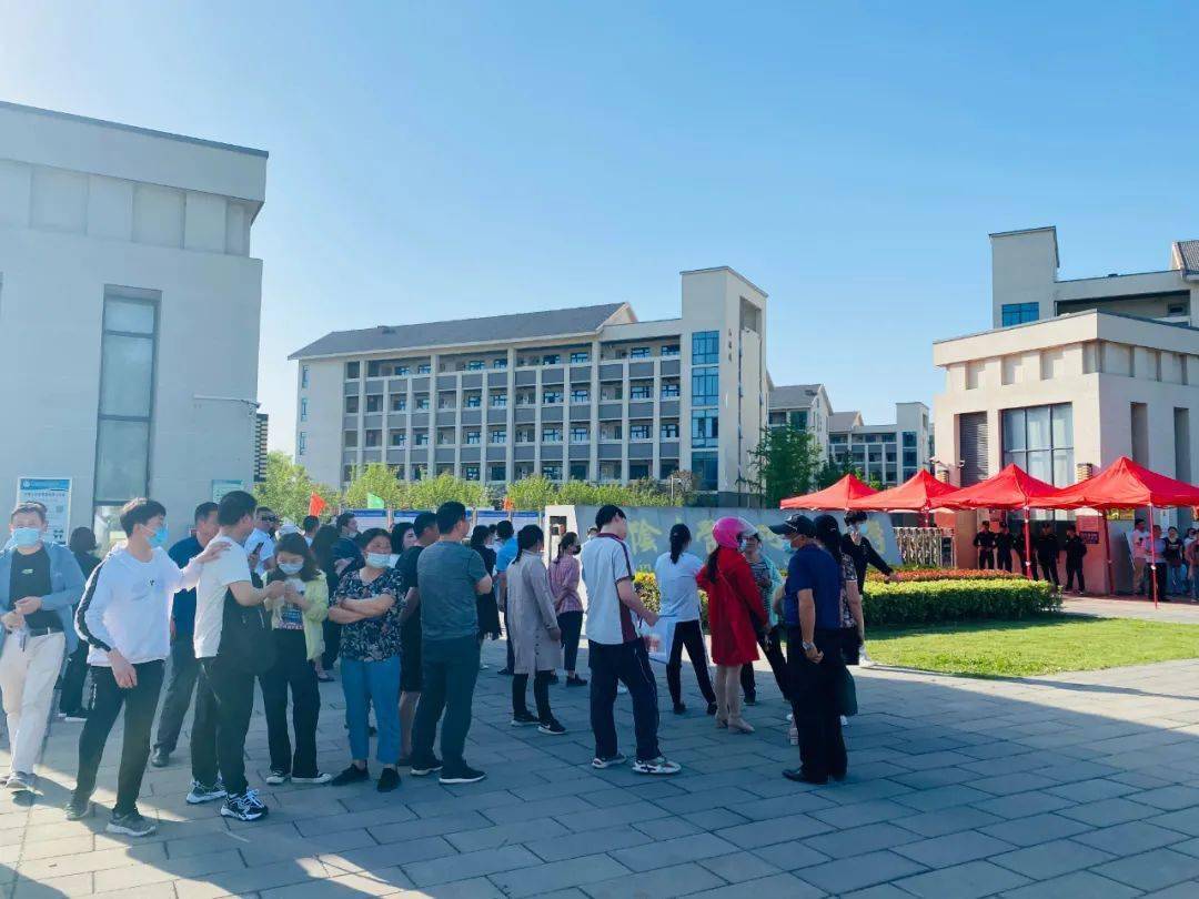 来到高考考点看考场许多考生或结伴,或在父母的陪伴下涟水高考考点向