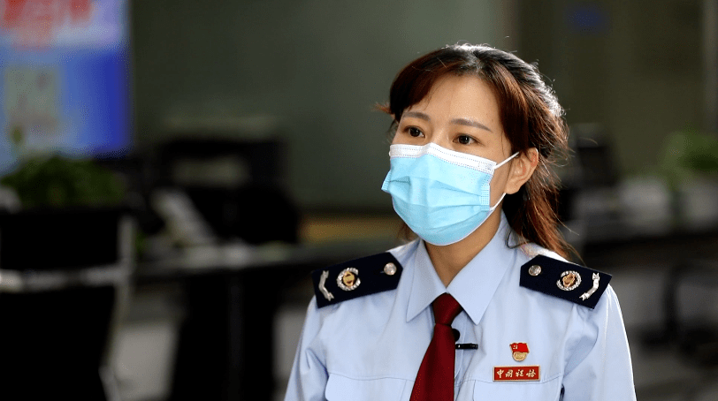 一位因微笑闻名,一位铁面无私,她们这样为民服务