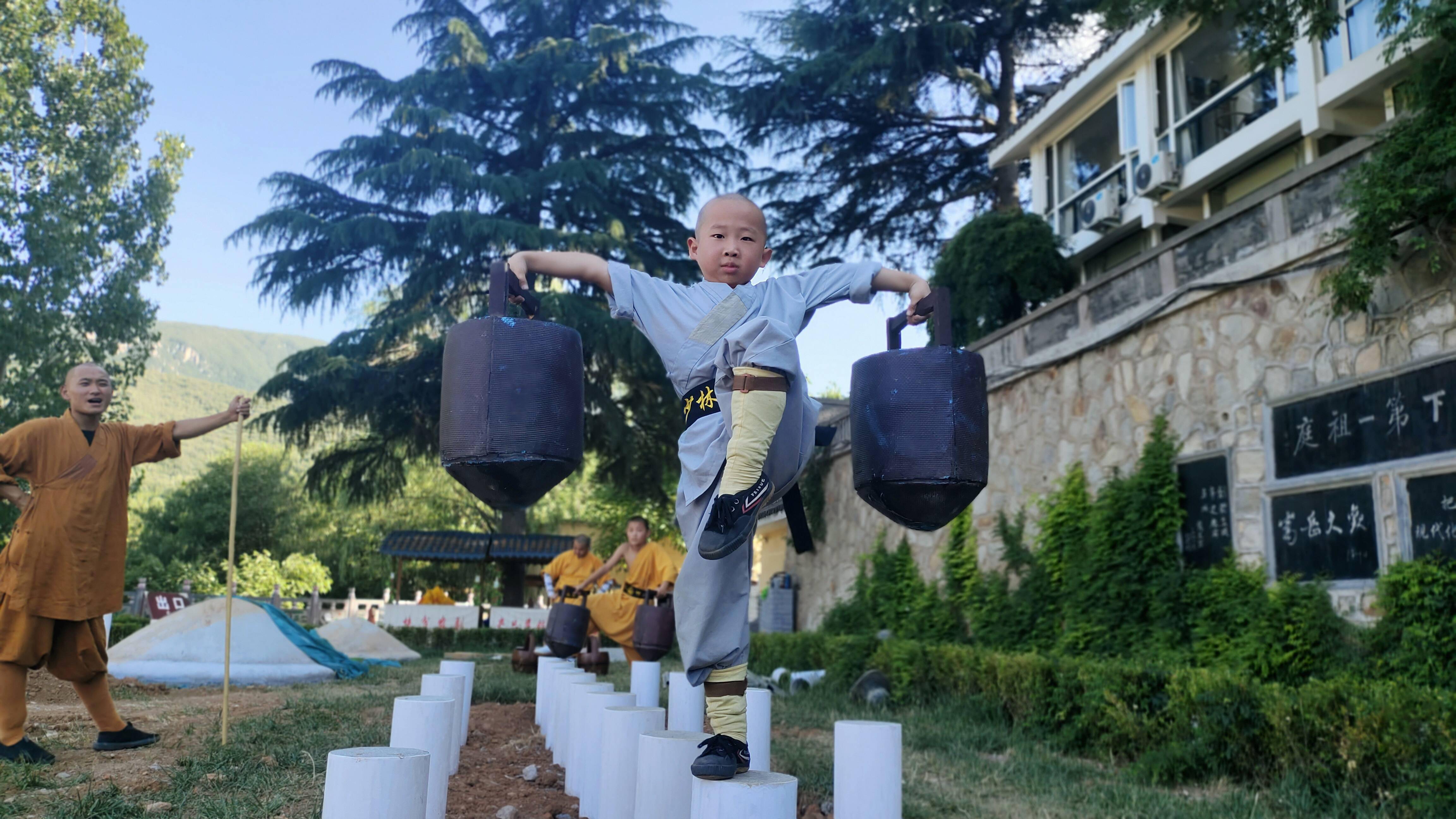 夏令营让孩子接触道家文化武当武术和少林武术不一样的精彩世界