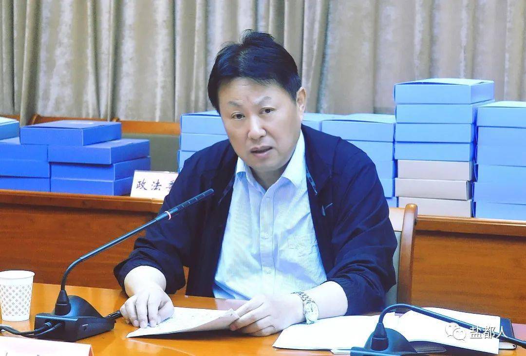 工作汇报会上,沈伟新听取了相关工作情况汇报.