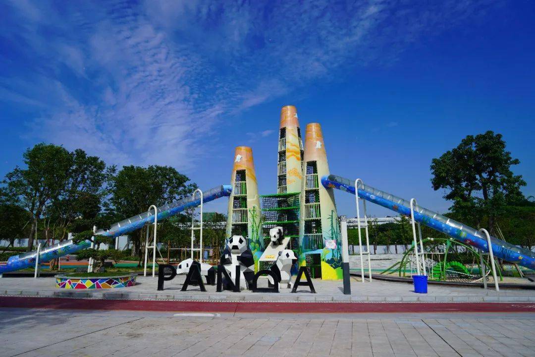 充满童趣可爱的大熊猫还有一个儿童乐园公园内山水交融,溪水清涟竹溪