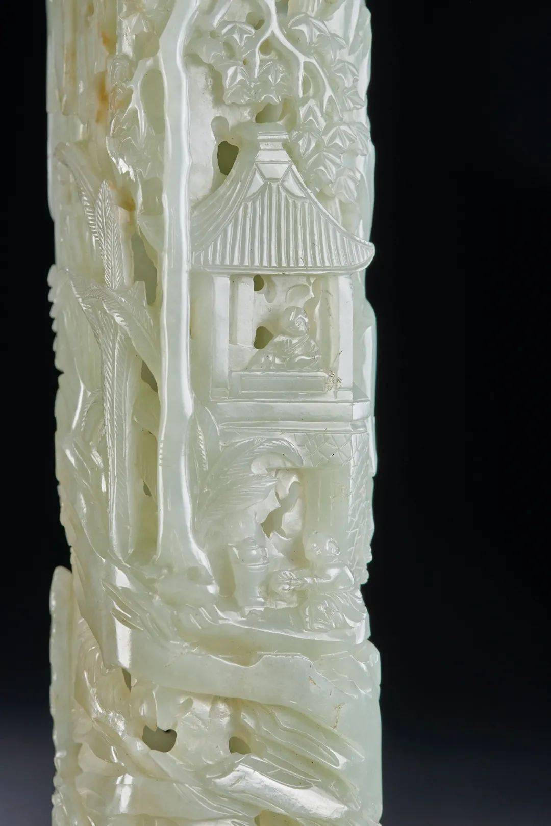 左:古天一2021春拍拍品  右:清代 青玉镂雕山水人物香筒 故宫博物院藏