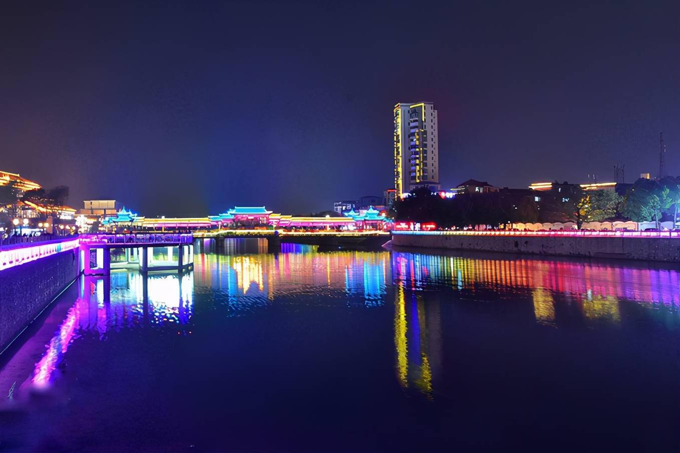 解放桥下流淌的是母亲河桃江,傍晚时分,两岸灯火璀璨,把水面上倒映出