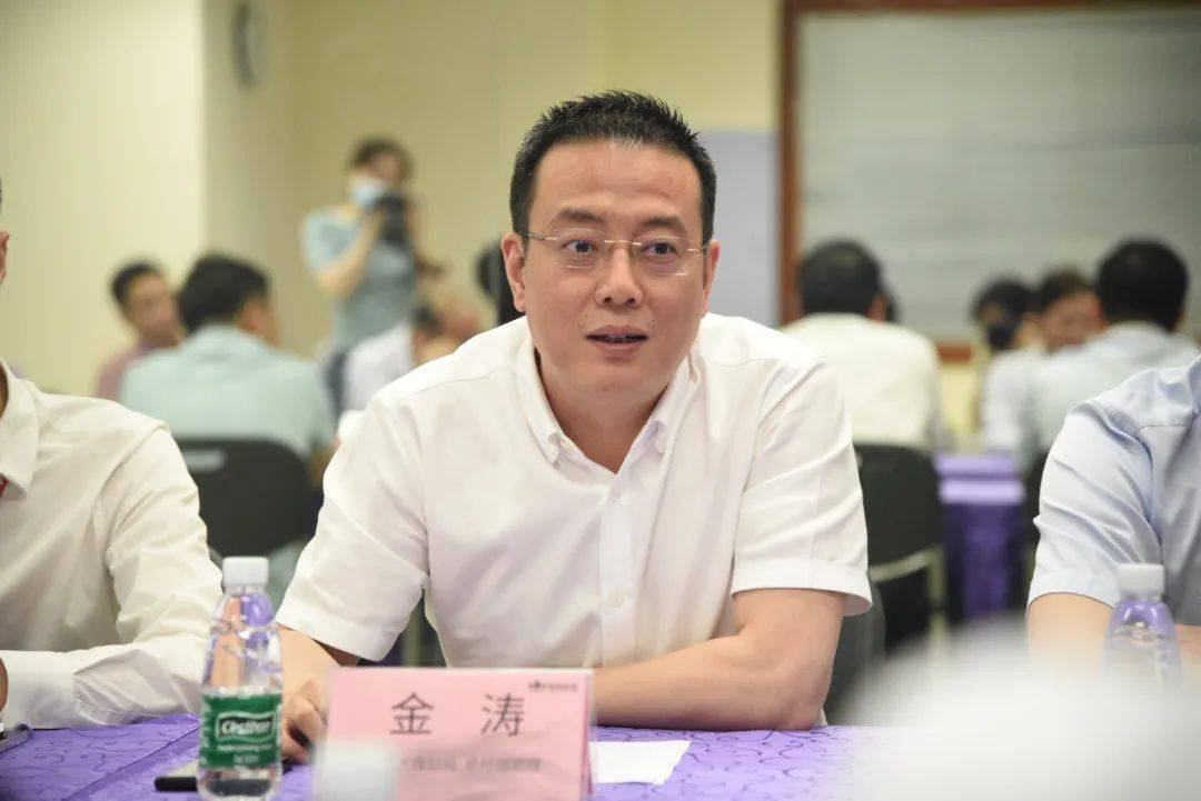 南京人保财险总经理助理金涛发表致辞,对我院开业至今所取得的成绩和