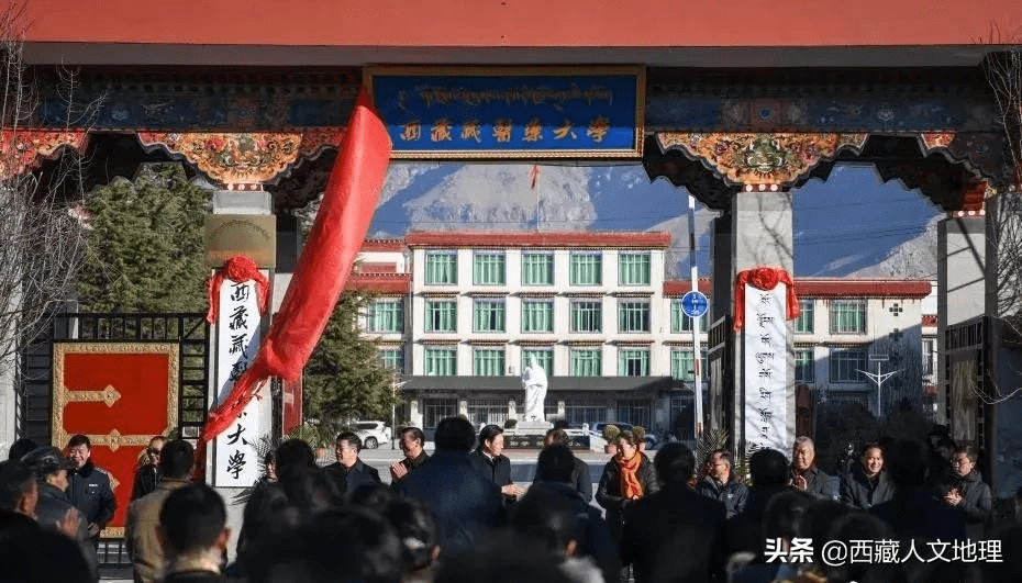 游 校 园西藏农牧学院西藏农牧学院坐落在有着"雪域江南"的林芝市八一