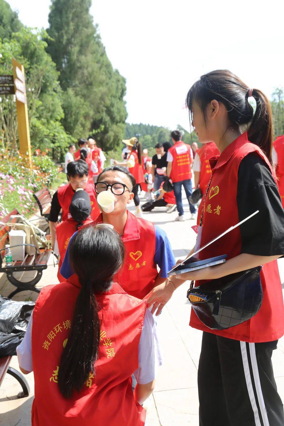 资阳市百名青年志愿者争当"河小青" 守护母亲河