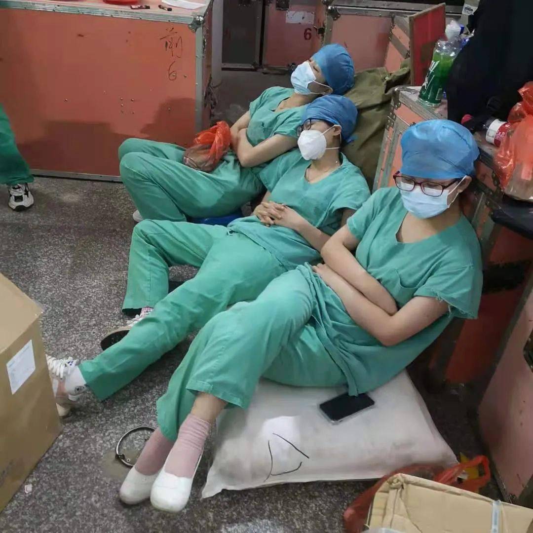 做几个在吴川市博物馆采样点有群众向辛苦的医务人员伸出大拇指点赞并