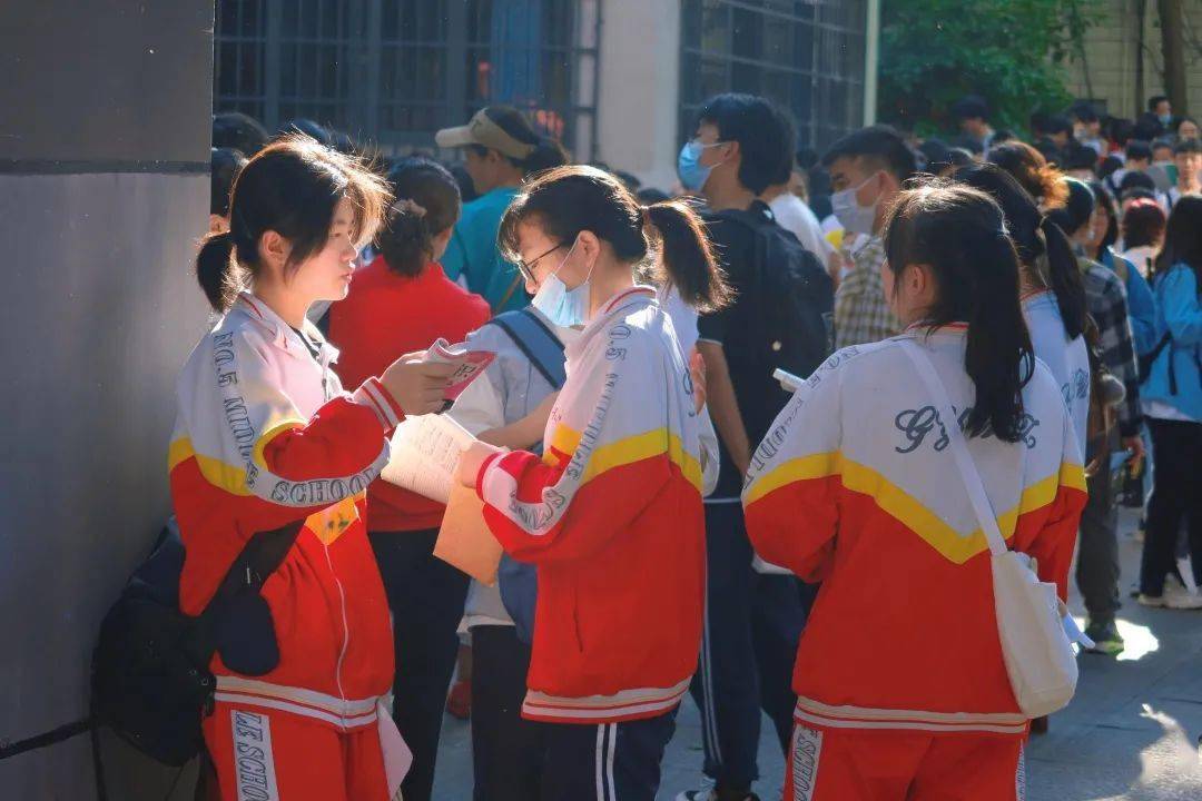 高考首日,直击暖心送考一幕幕!_贵阳市