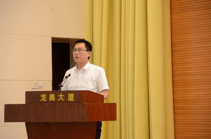 专家聘书团市委副书记王玺主持会议并对青少年防溺水工作进行专题部署