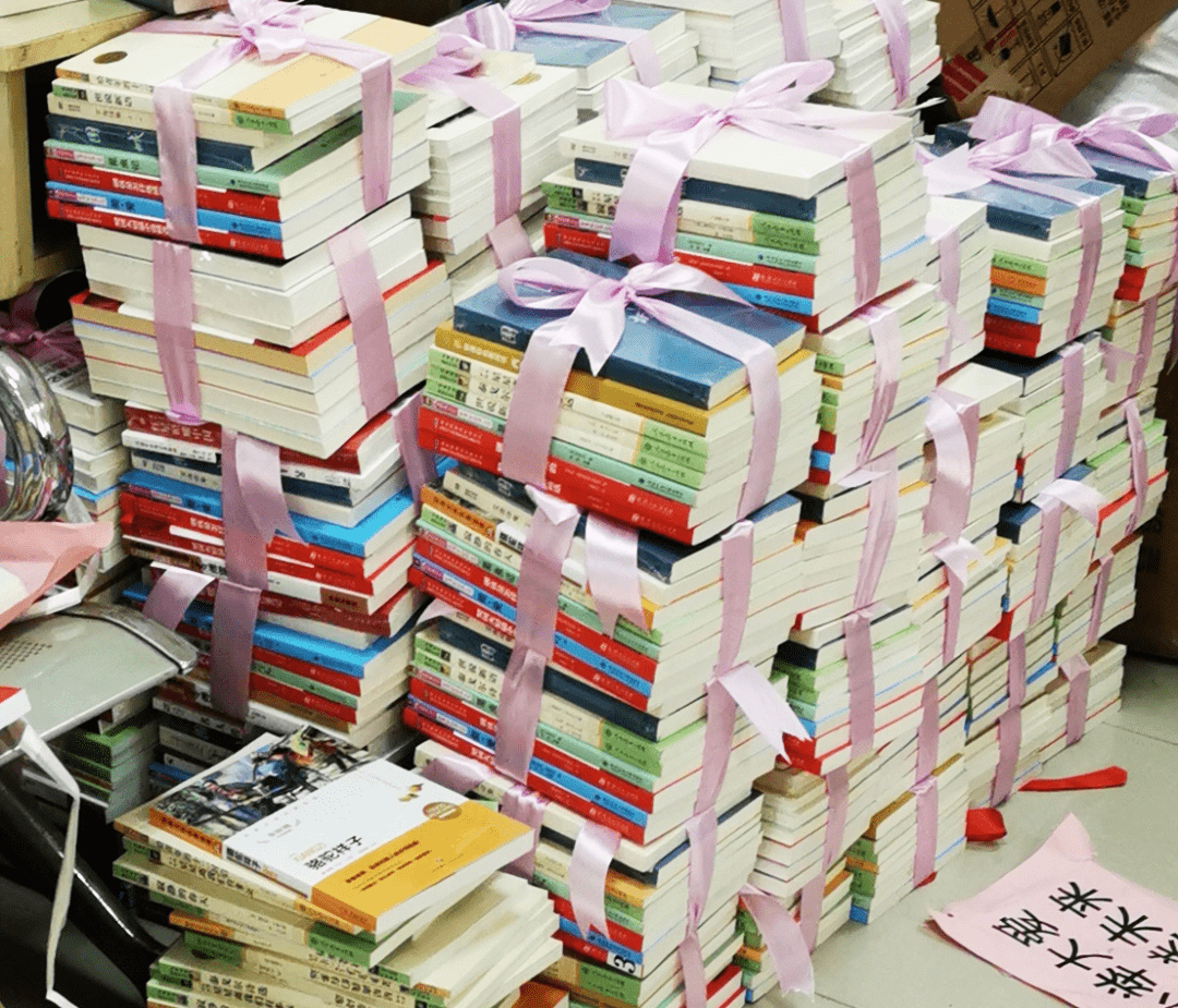 活动现场受赠学生纷纷表示今后好好学习,弘扬红色精神,把爱心传承下去