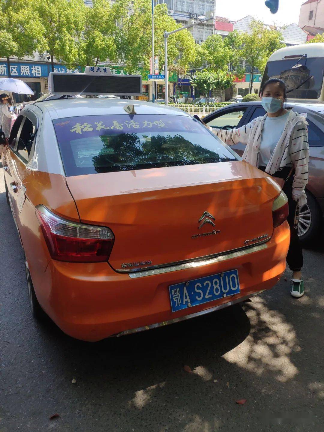 新洲的姐坚持11年 爱心送考 出租车