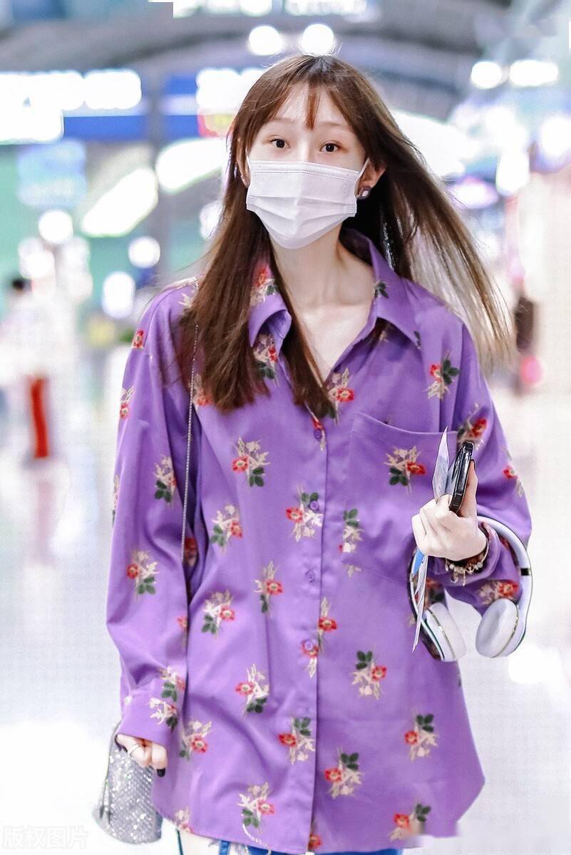 街拍:陈雪凝紫色碎花衬衫 黑色皮鞋 牛仔骑行短裤时髦个性