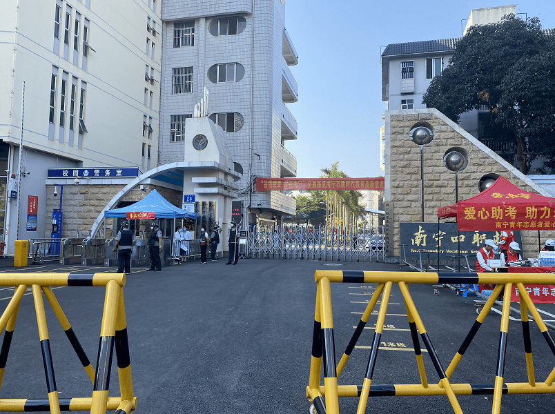 在南宁四职校考场门口,南宁市团委,南宁市青年志愿者协会组织二十多名