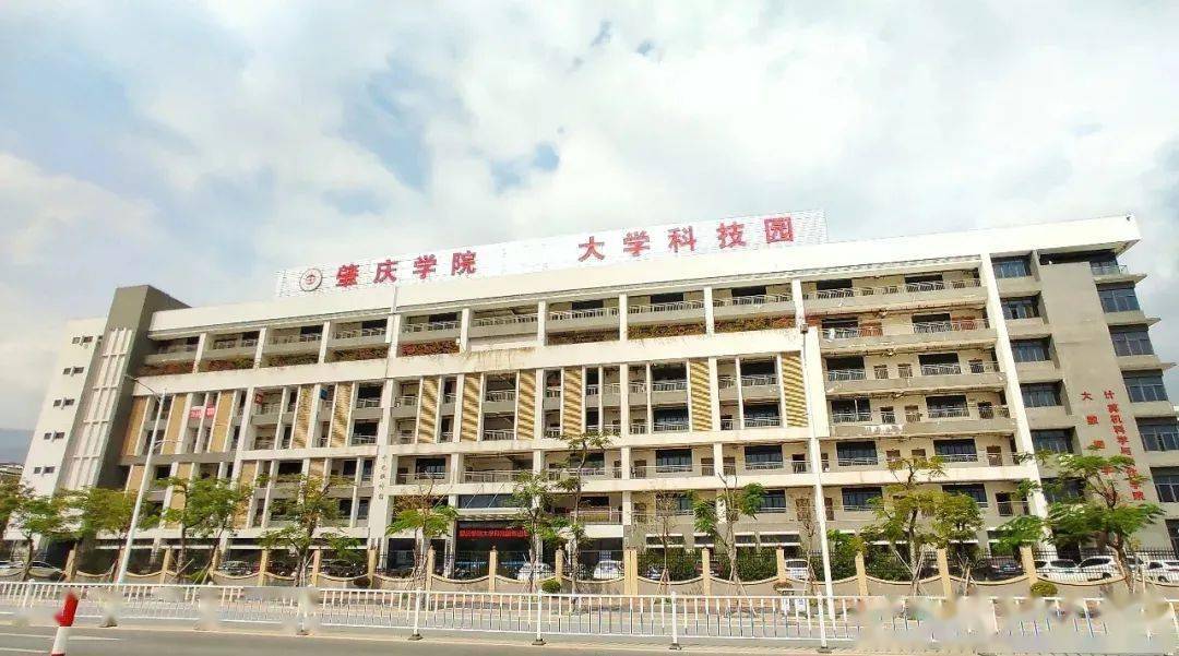 拥有在孵企业62家,鼎湖,肇庆新区两个分园已达成合作协议;电子商务园