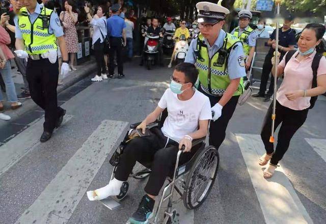 赶时间,忘带身份证,走错考场,推轮椅…别急,桂林交警为你护航