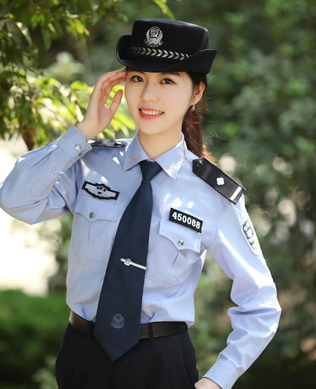 赶紧点赞!贺州警花入选"中国青年好网民"!_宣传