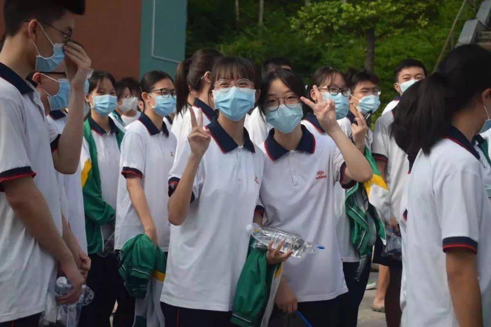 鹤山一中考点,鹤华中学学生到达考点,考生开心地向记者的镜头比耶