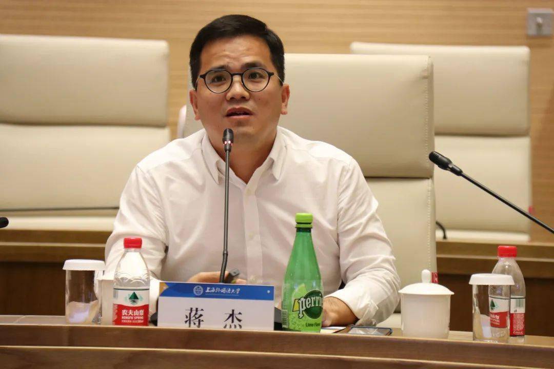 上海师范大学人文学院副教授蒋杰以"奇技淫巧抑或干橹甲胄:来自数字