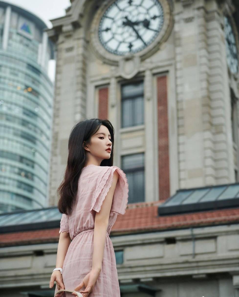 刘些宁将无袖连衣裙带火了优雅清凉高级感很足