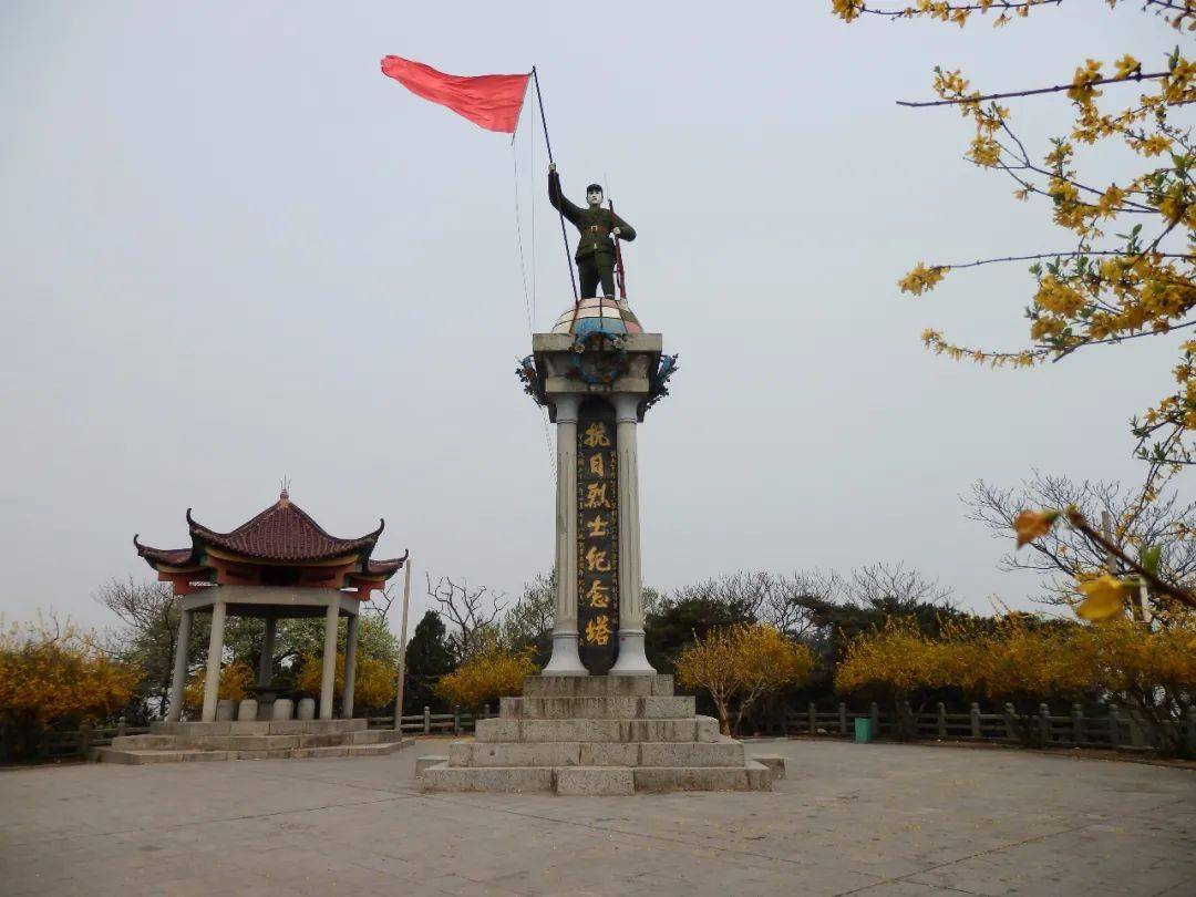 抗日山烈士陵园,自1941年7月,由八路军115师教导2旅在原马鞍山上破土