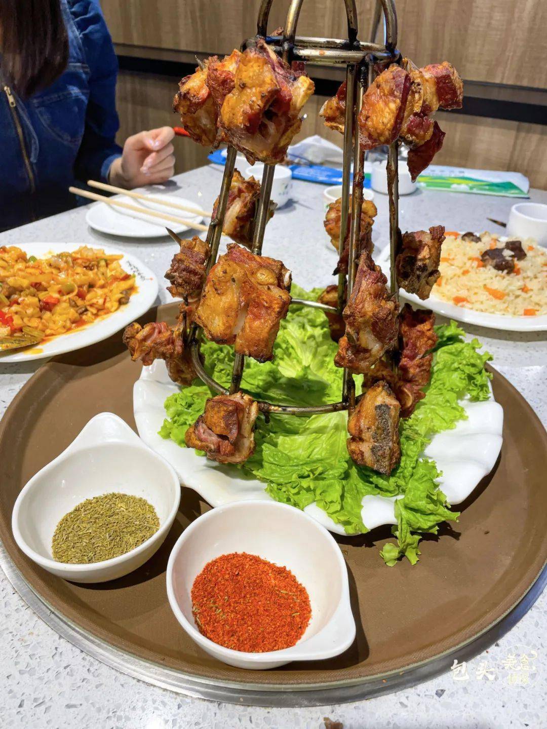 楼兰秘烤|新疆烤肉王者——馕坑架子肉,还有撸到爽的肉串,每一口都是