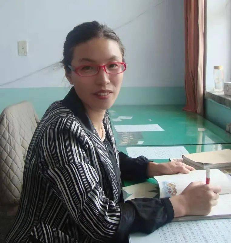 教师风采平城区四十六校李小雨端正的蜡烛必定泪少燃得持久