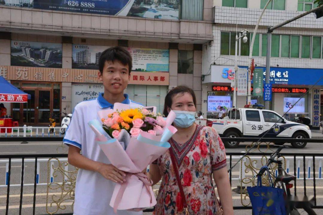 走出考场连州中学考点外2021高考落下帷幕随着最后一科交卷铃声响起