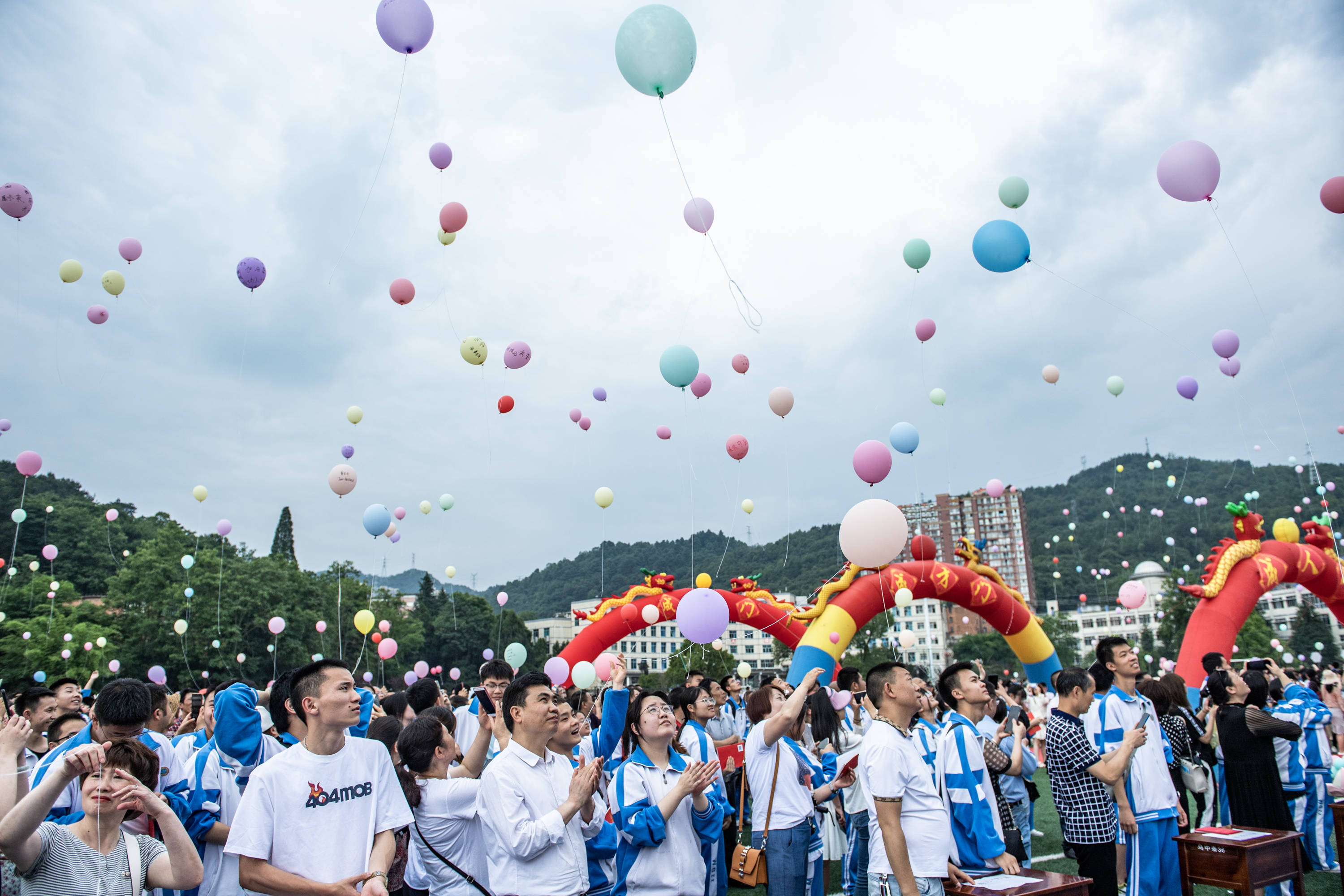 6月9日,乌当中学高三学生放飞气球.