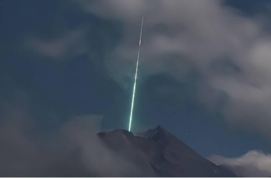 死神光束真的存在一道绿光坠入印尼火山专家不知道是什么